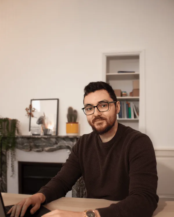 Vincent Courtois, fondateur et auteur de HowToExpatriate, à son bureau